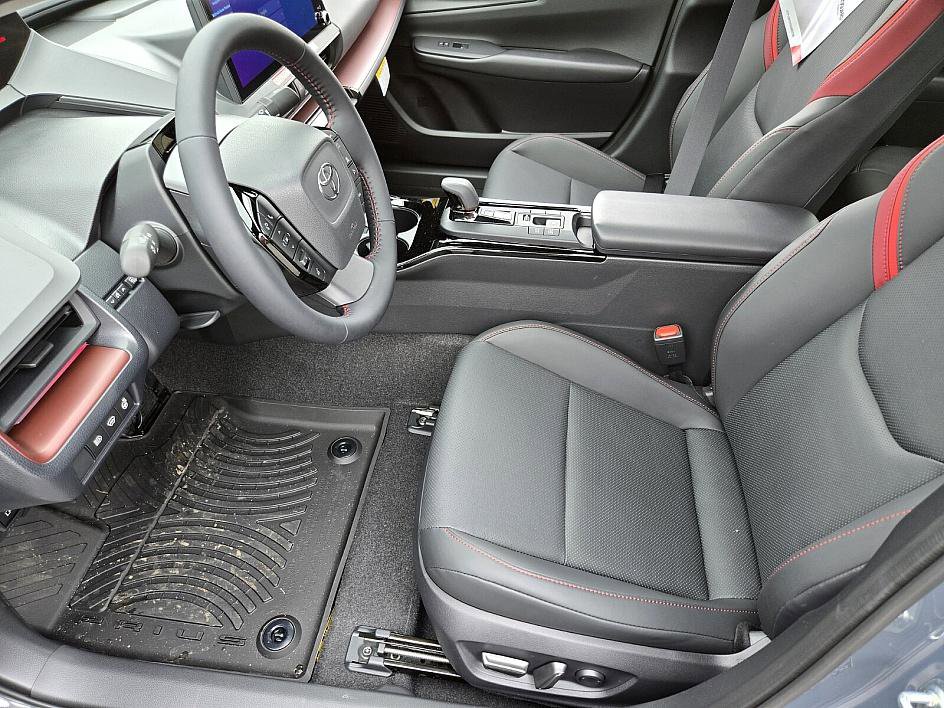 New 2025 Toyota Prius Plug-In Hybrid image 9