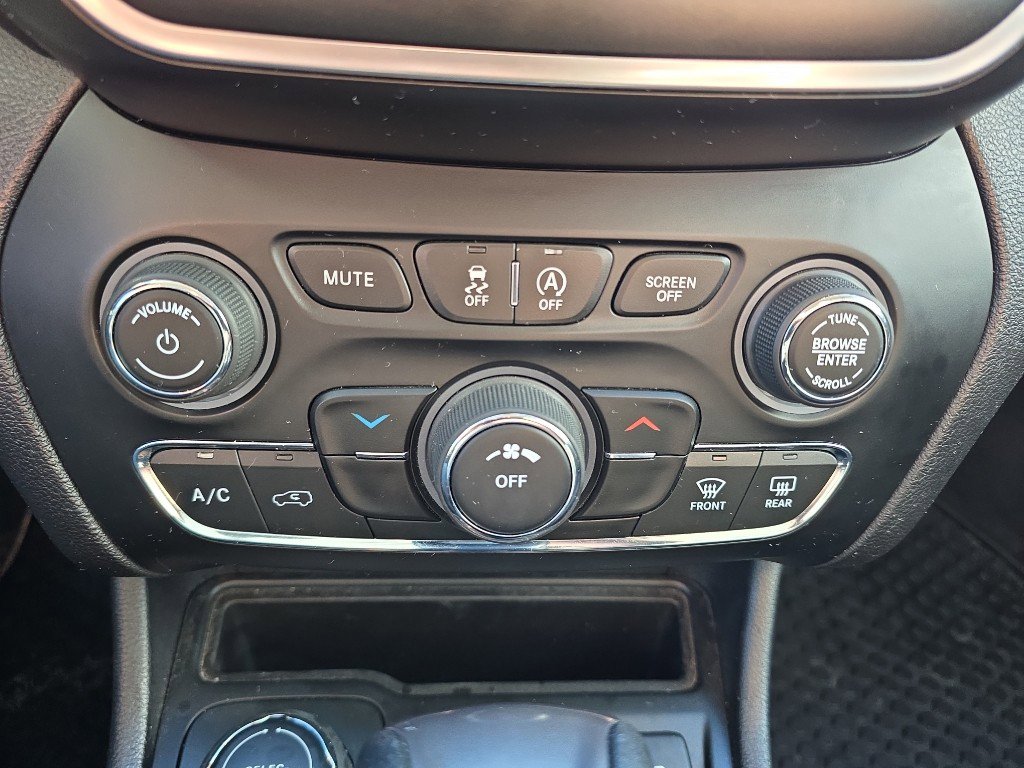 Used 2019 Jeep Cherokee Latitude w/ Cold Weather Group image 19