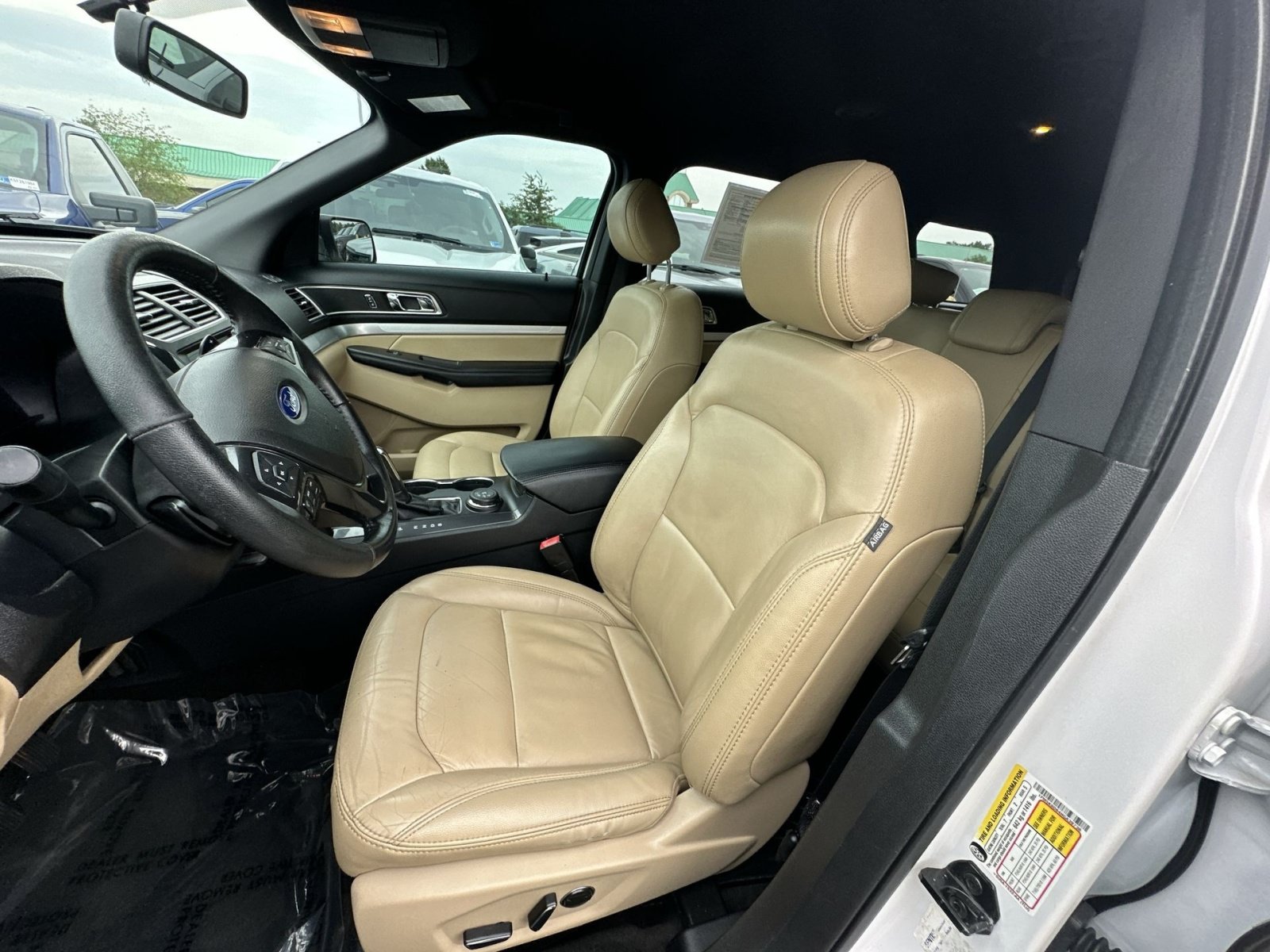 Used 2017 Ford Explorer XLT w/ Equipment Group 202A AWD/4WD image 21