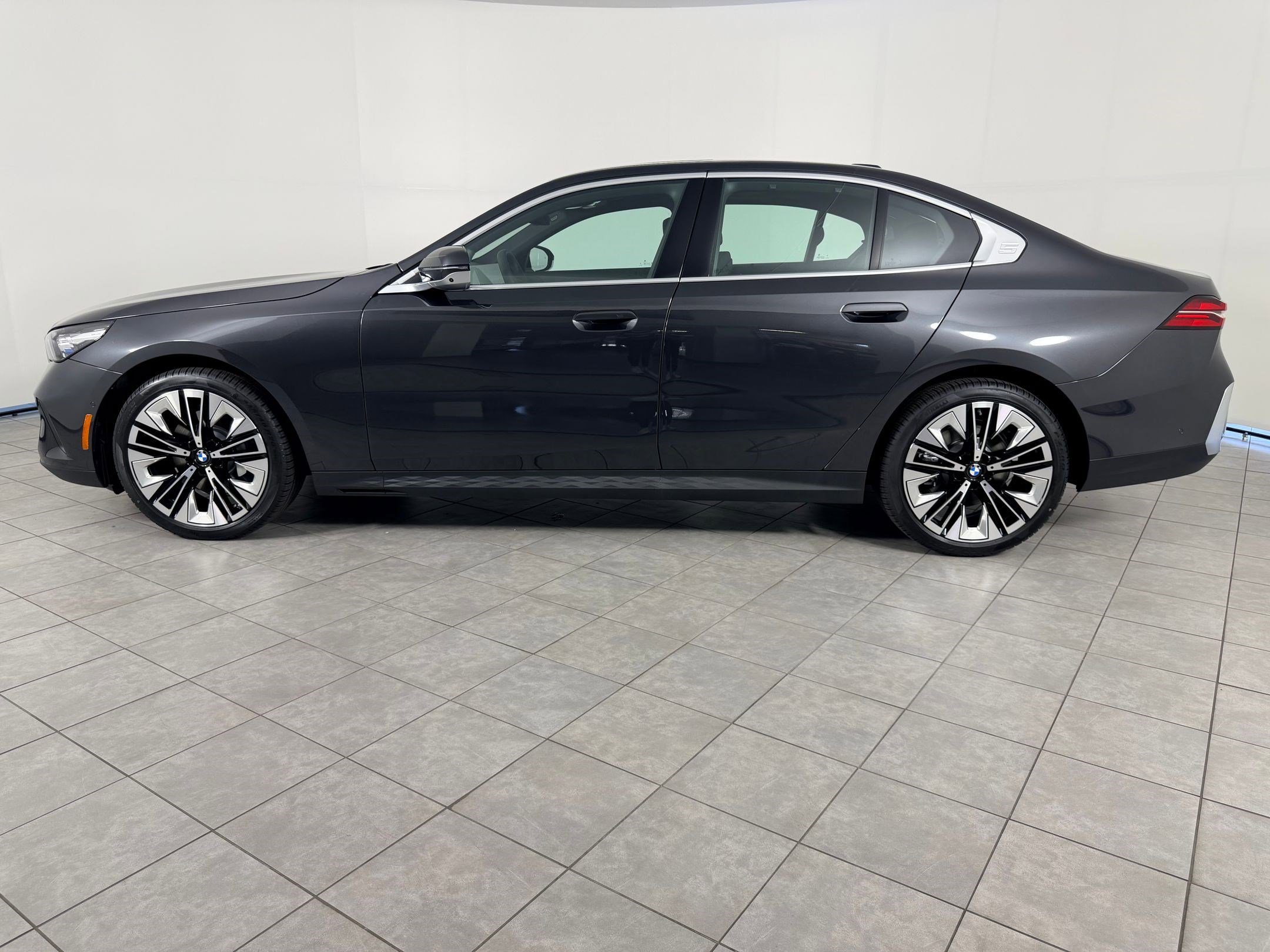 New 2026 BMW 530i RWD image 2