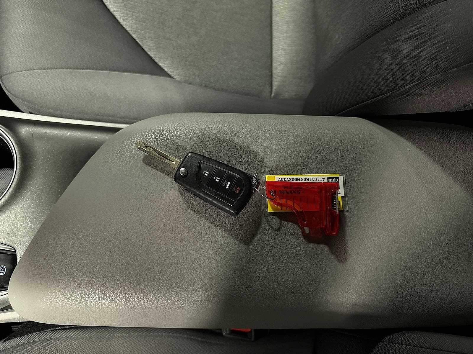 Used 2021 Toyota Camry LE image 32