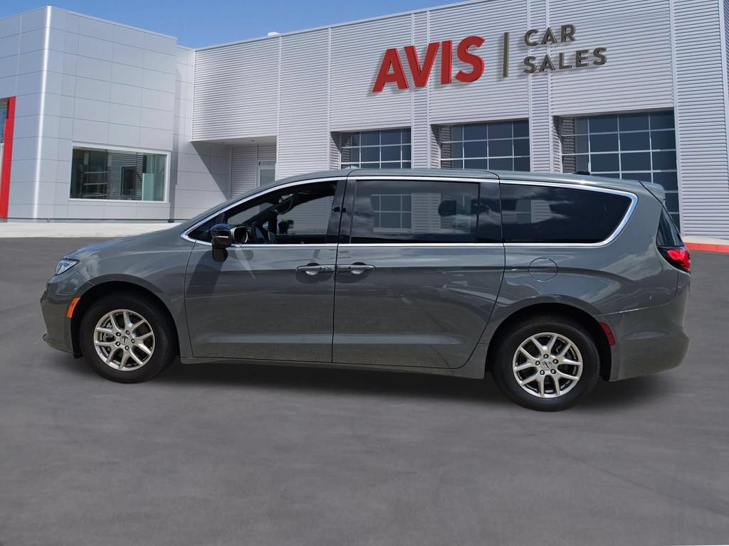 Used 2025 Chrysler Pacifica Select FWD image 2