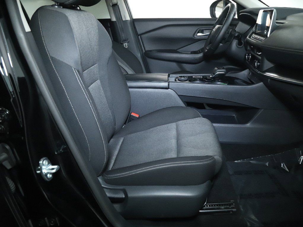 Certified 2025 Nissan Rogue SV image 34