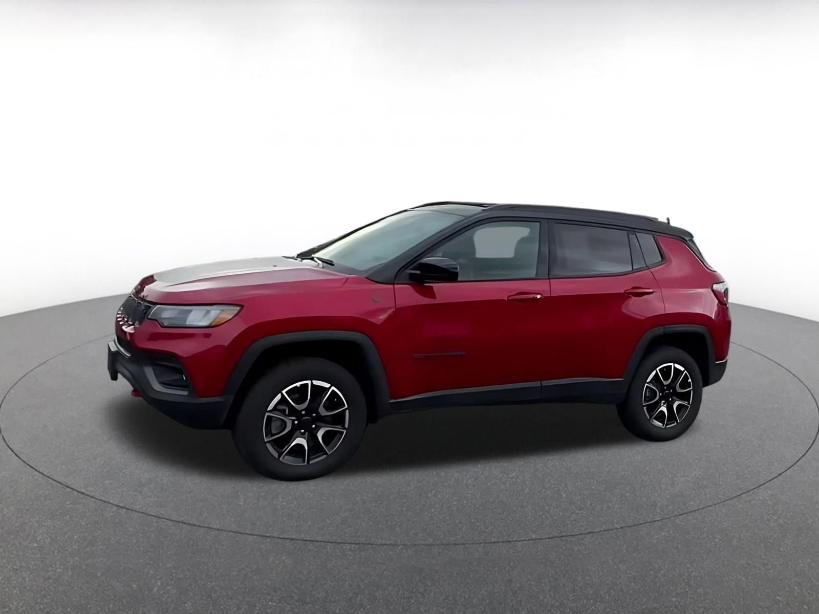 Used 2025 Jeep Compass Trailhawk image 3