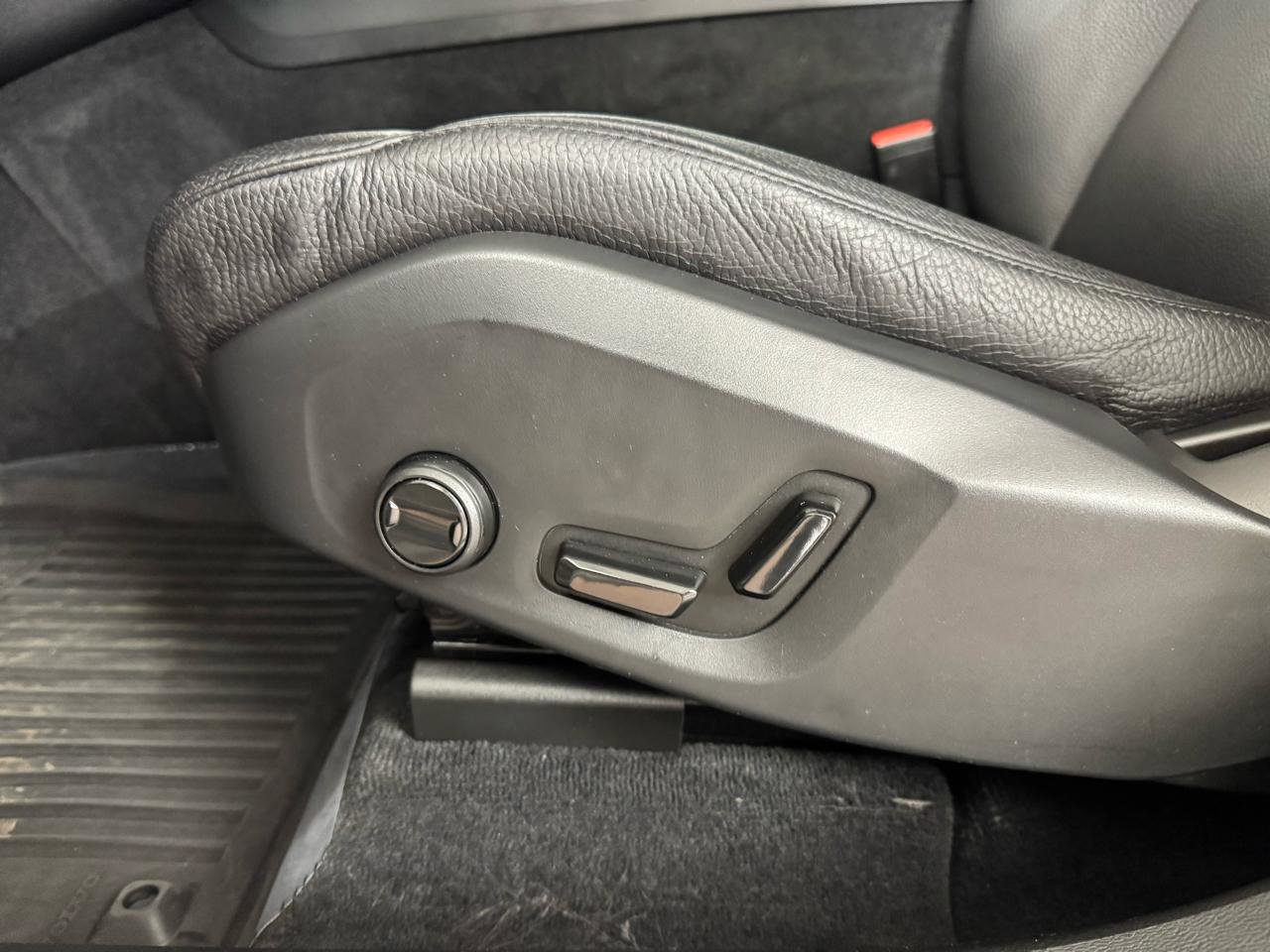 Used 2023 Volvo XC60 T8 Plus w/ Climate Package image 15