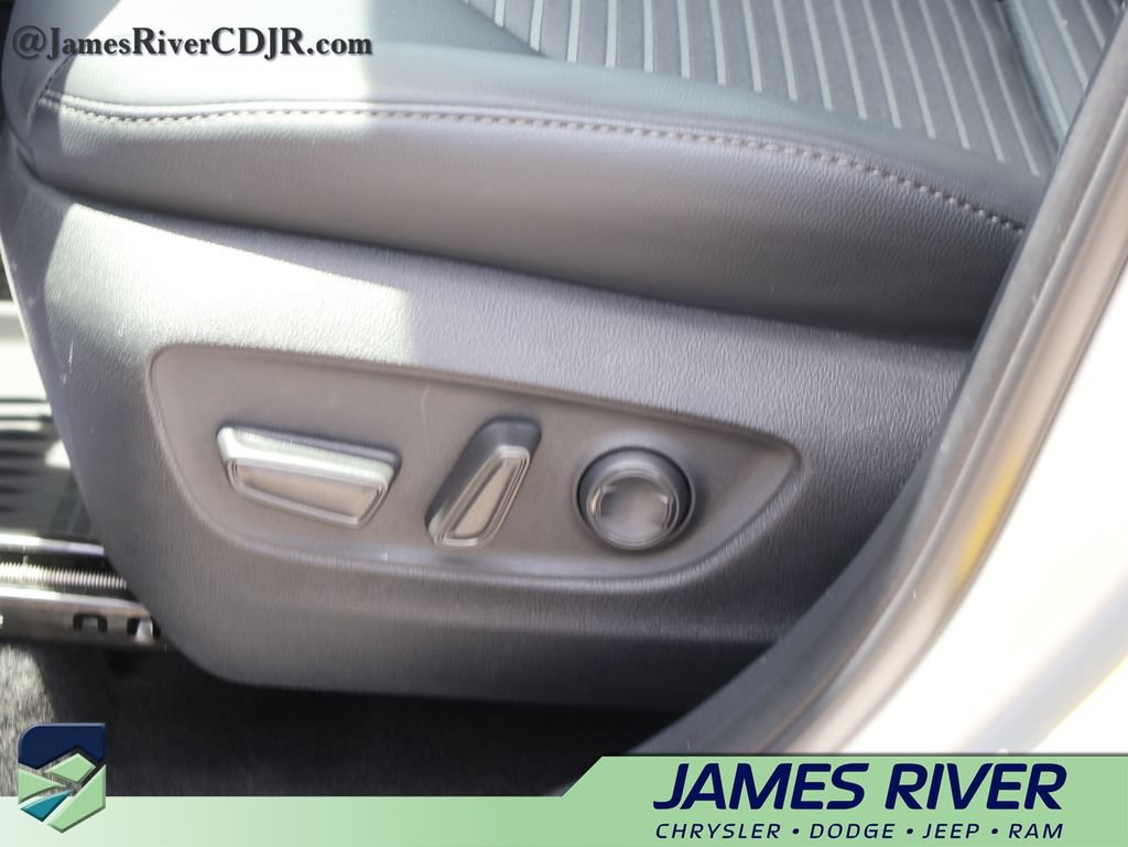 Used 2025 Toyota Highlander XSE AWD/4WD image 25