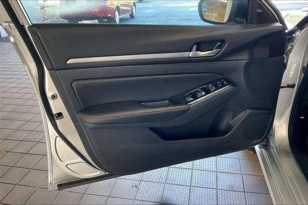 Used 2025 Nissan Altima 2.5 SR image 2