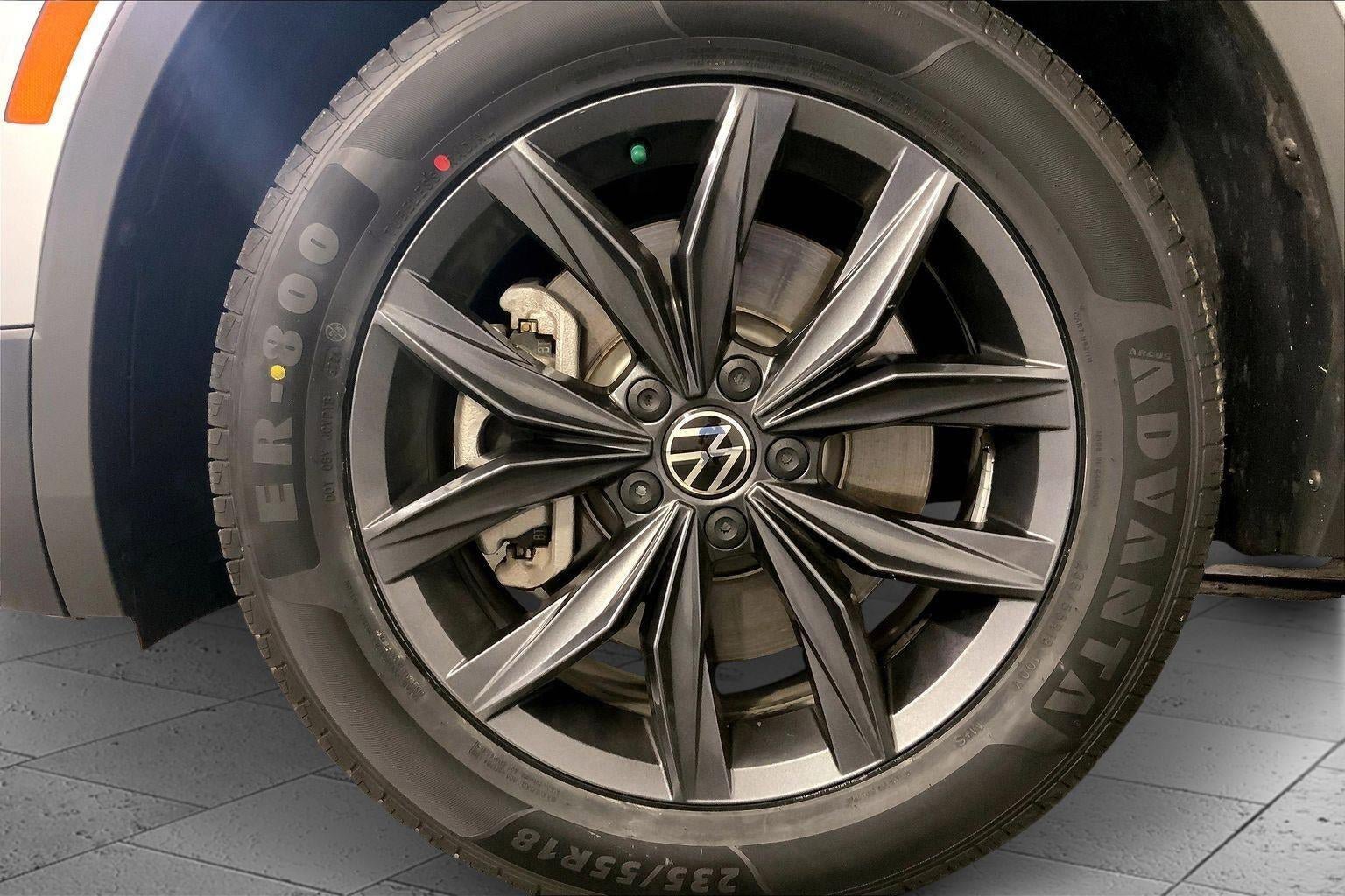 Used 2023 Volkswagen Tiguan SE w/ Panoramic Sunroof Package image 9