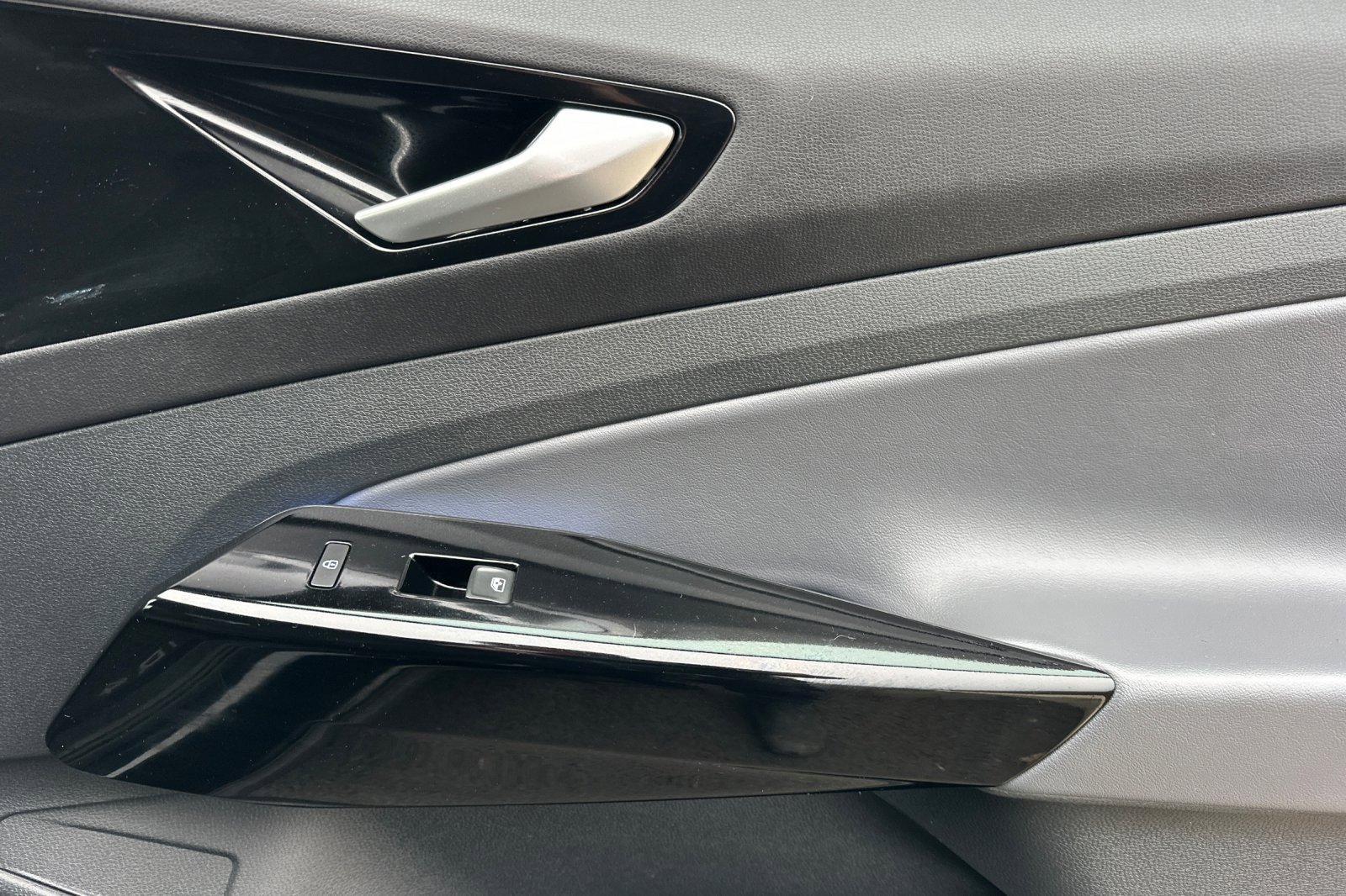 Used 2021 Volkswagen ID.4 Pro w/ ID.4 Protection Package image 19