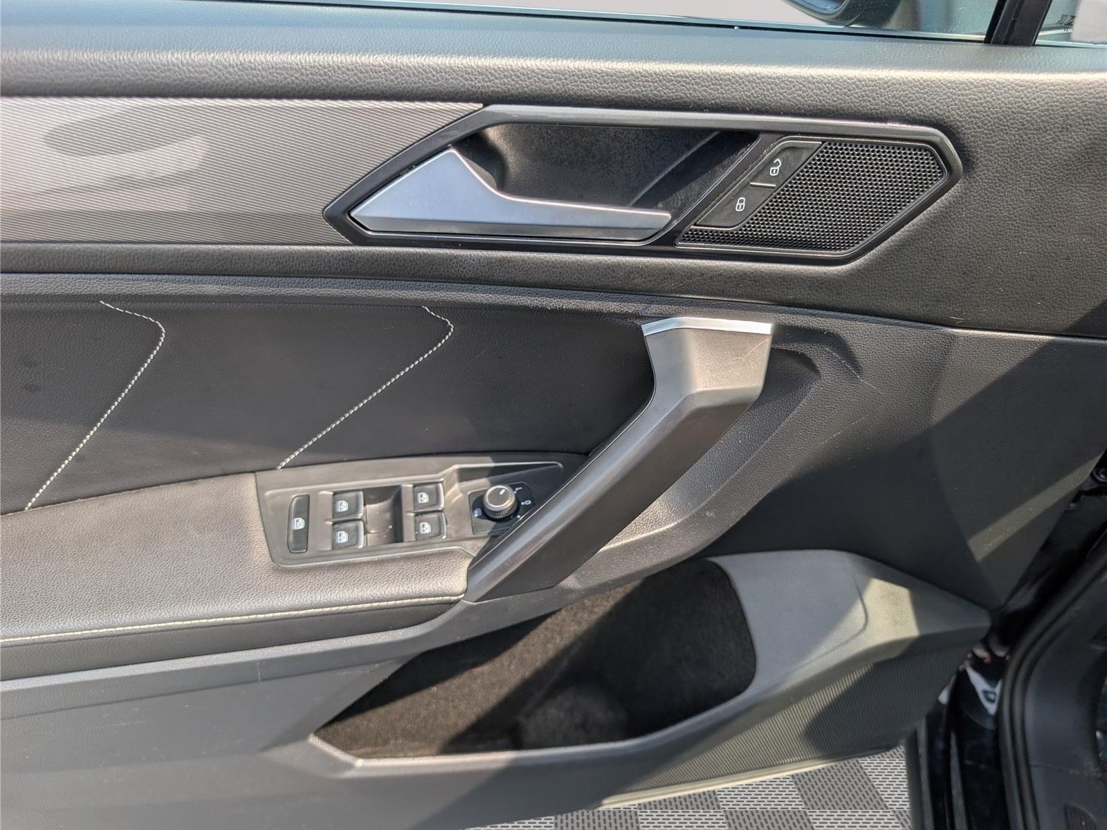 Used 2023 Volkswagen Tiguan SE w/ Panoramic Sunroof Package AWD/4WD image 16