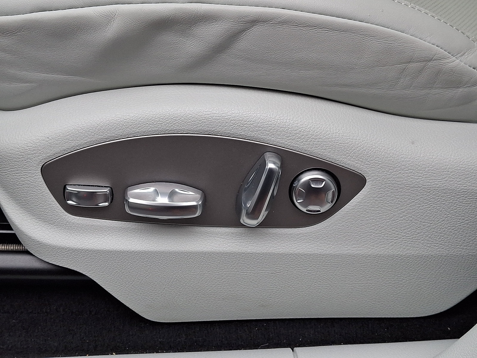 Certified 2026 Porsche Macan AWD/4WD image 17