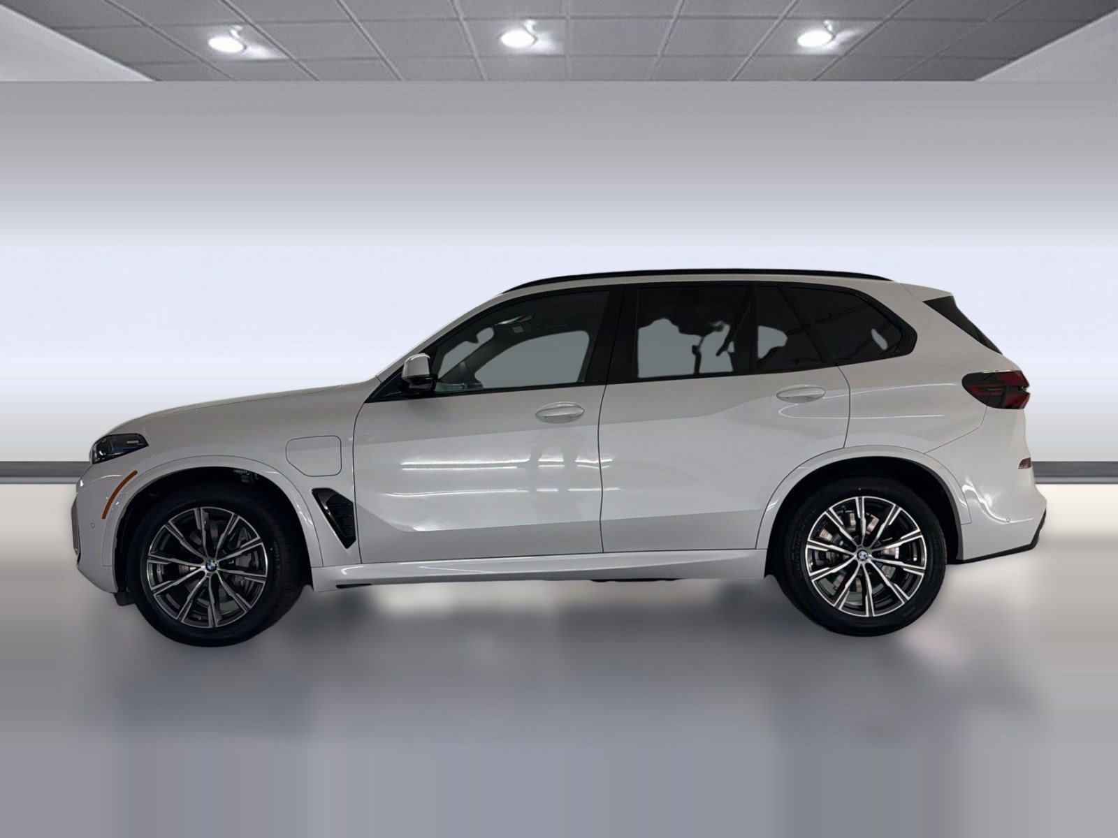 Used 2026 BMW X5 xDrive50e w/ M Sport Package AWD/4WD image 2