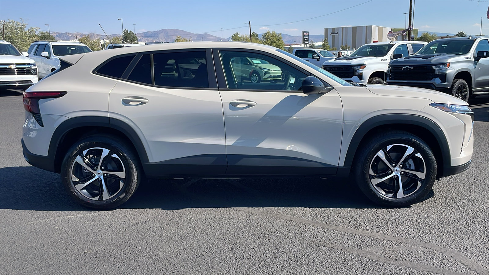 New 2026 Chevrolet Trax RS w/ Sunroof Package FWD image 4