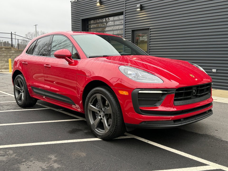 Certified 2025 Porsche Macan image 9