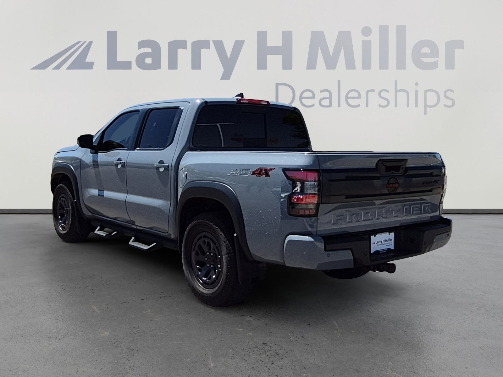 Used 2025 Nissan Frontier PRO-4X AWD/4WD image 3
