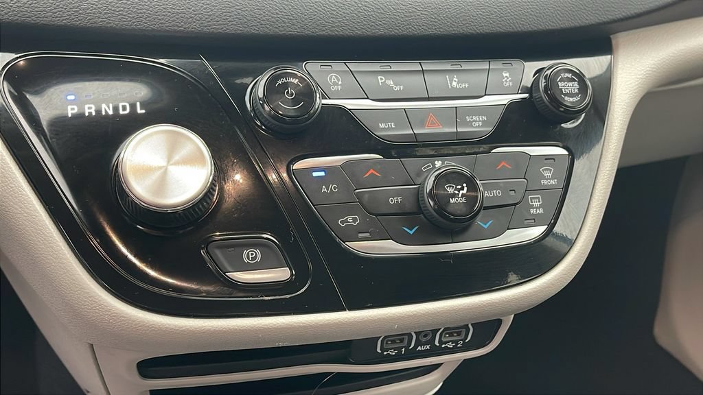 Used 2024 Chrysler Pacifica Touring-L FWD image 21