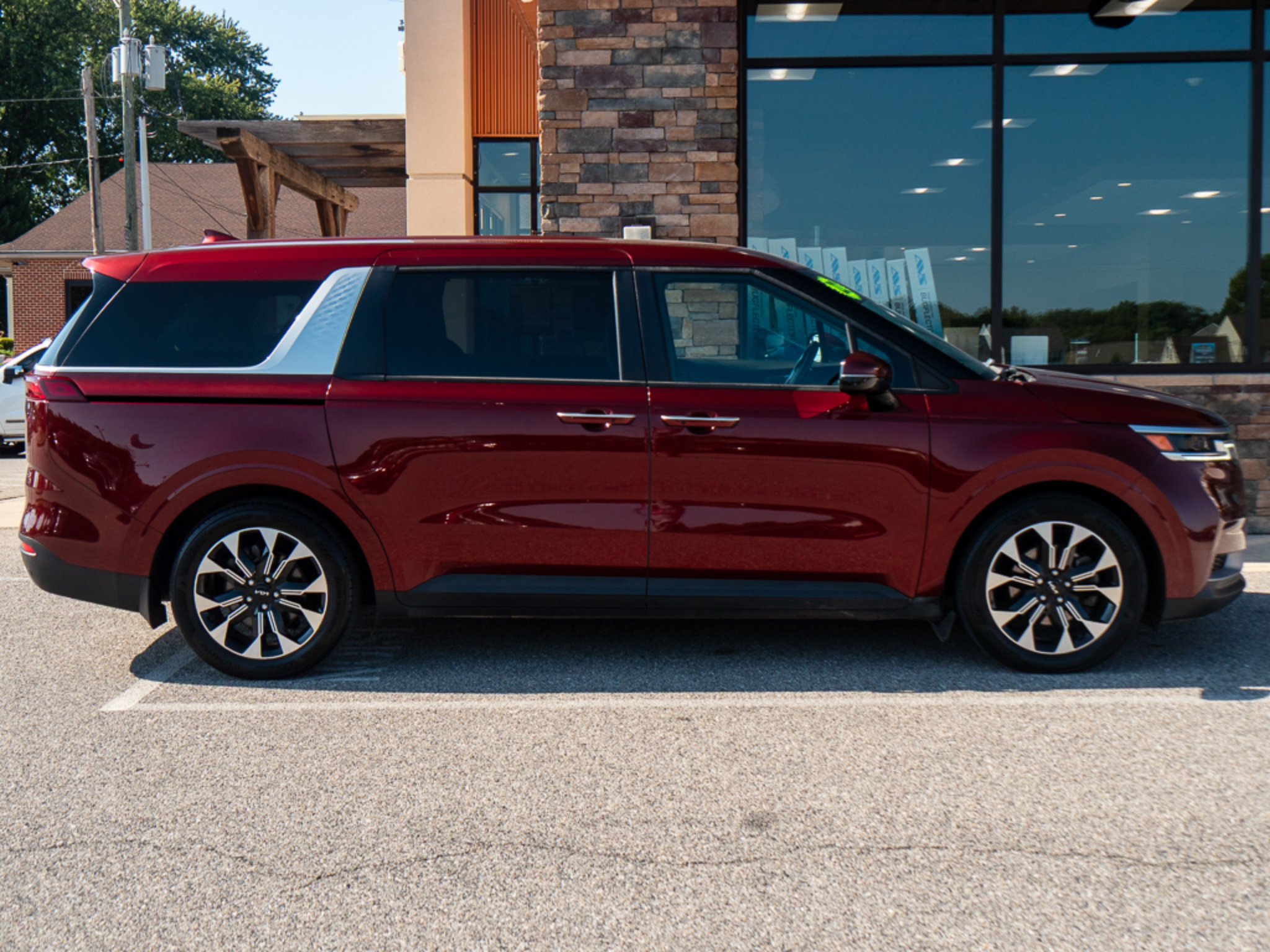 Used 2022 Kia Carnival EX FWD image 2