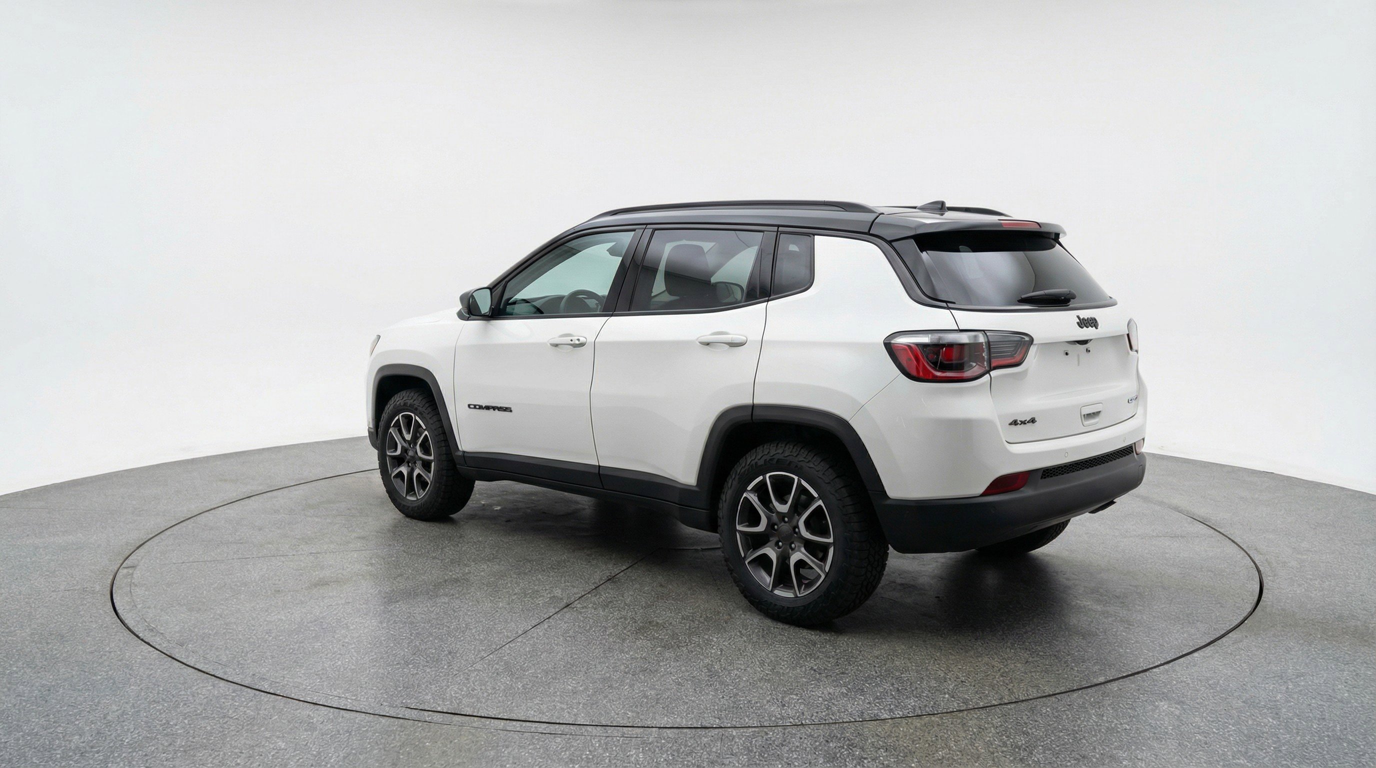 Used 2025 Jeep Compass Trailhawk image 6