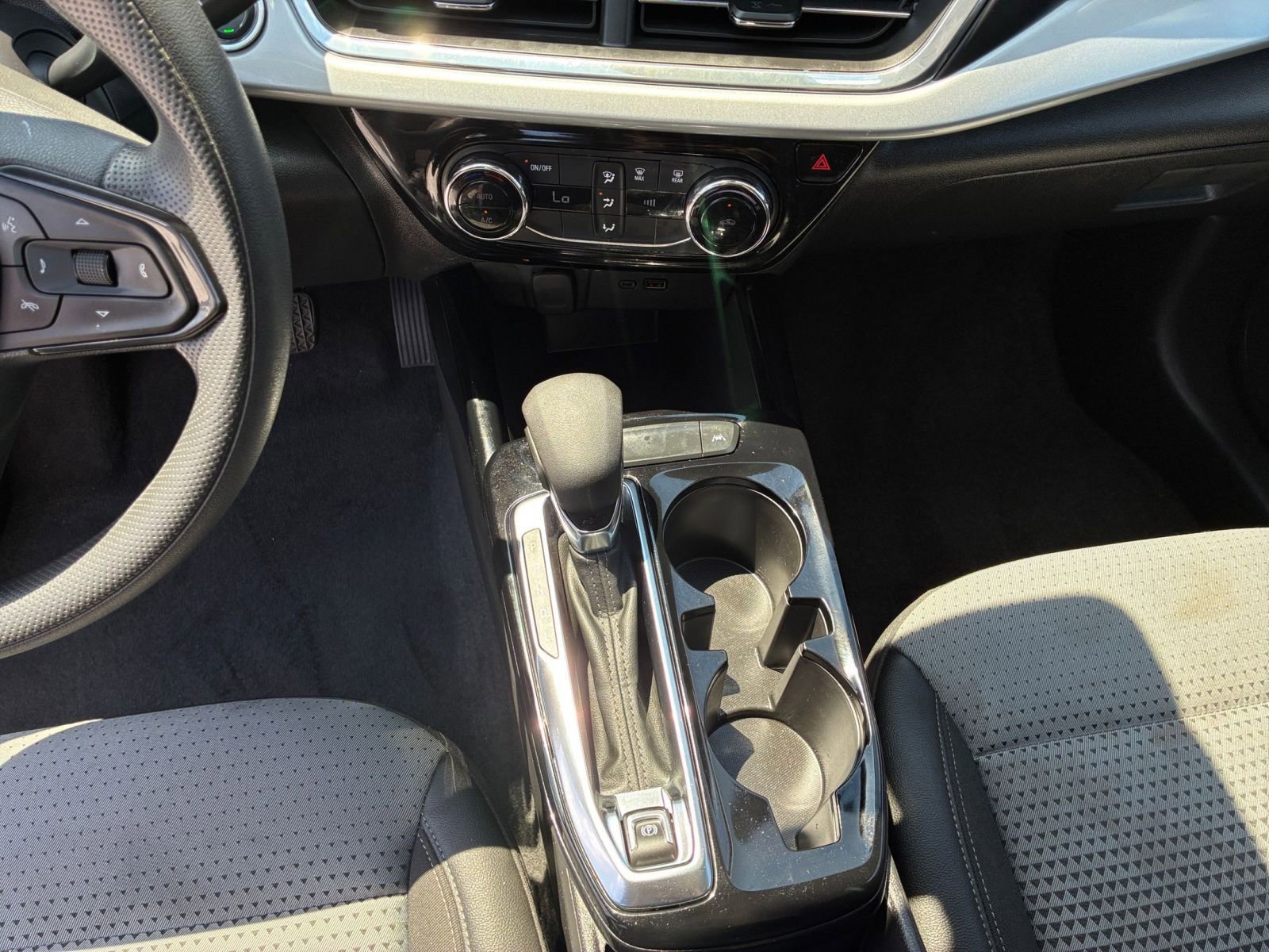 Used 2025 Chevrolet Trax LT FWD image 40
