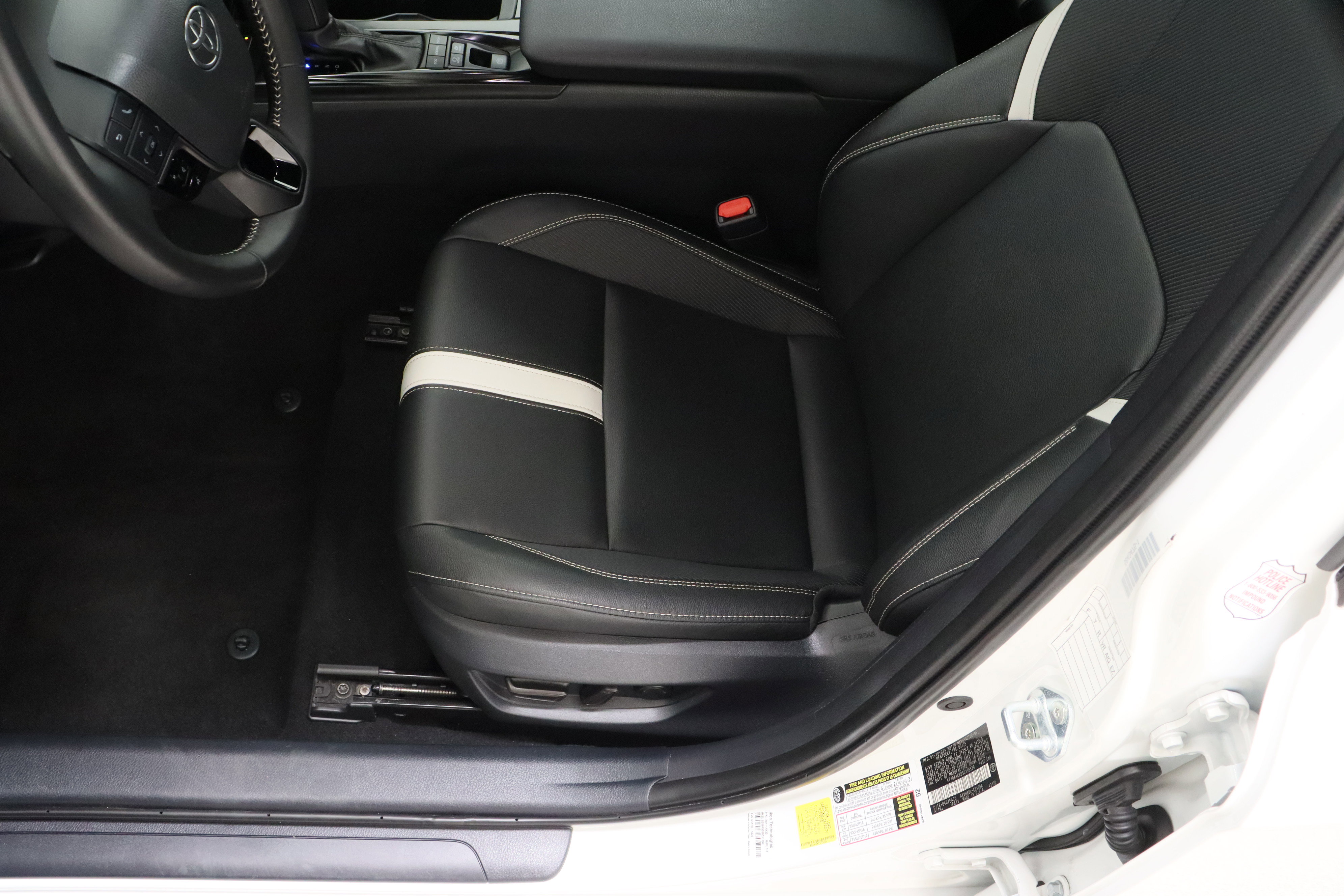 Used 2025 Toyota Camry SE FWD image 14