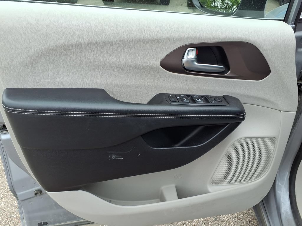Used 2021 Chrysler Voyager Lxi FWD image 11