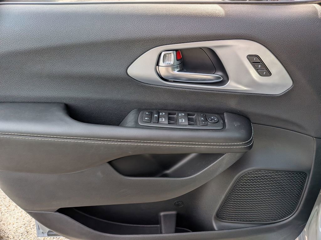 New 2026 Chrysler Pacifica Limited image 16