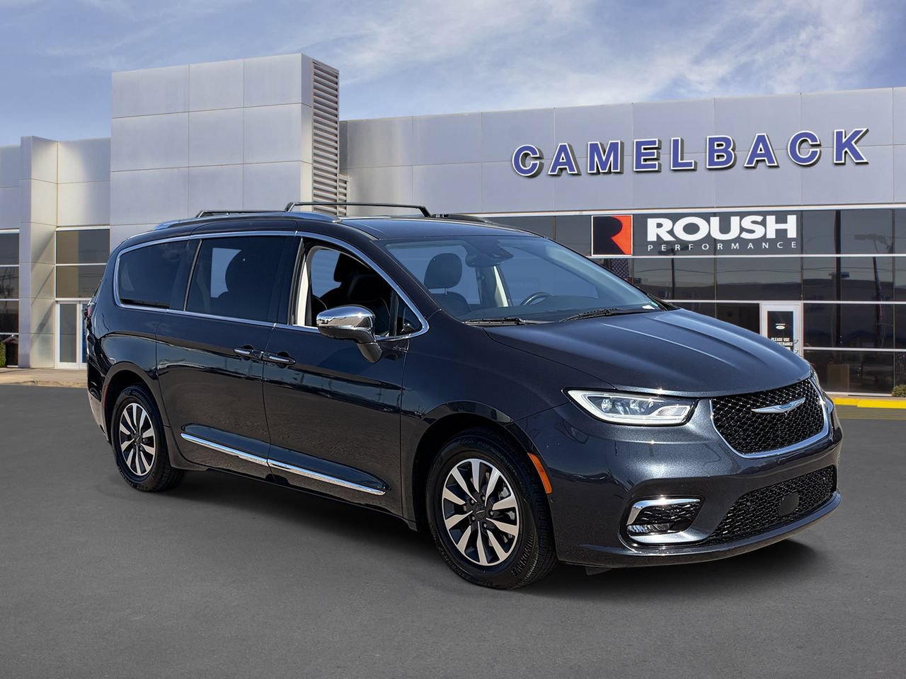 Used 2021 Chrysler Pacifica Limited w/ Uconnect Theater Family Group FWD image 8