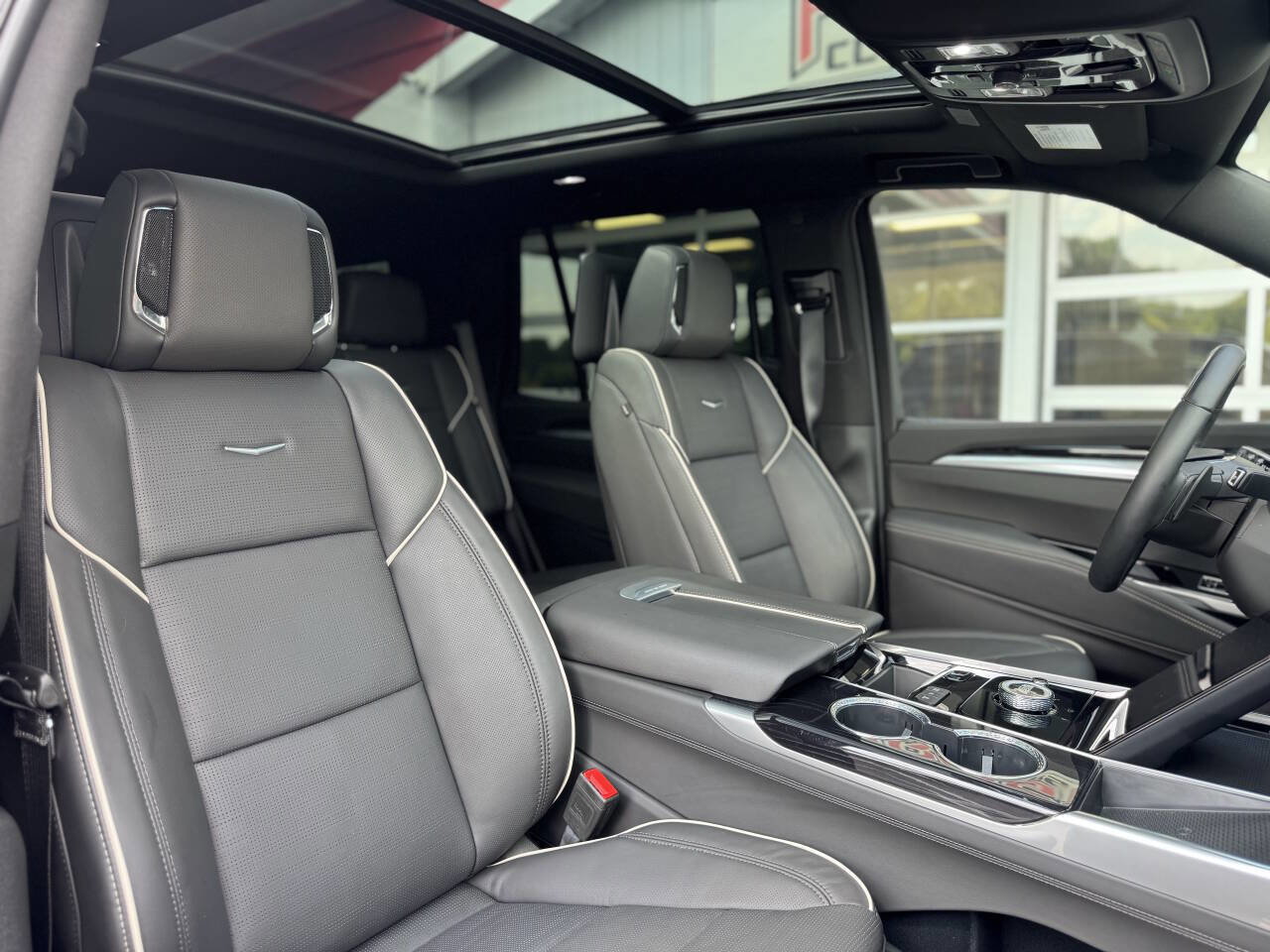 Used 2025 Cadillac Escalade Sport w/ LPO, ONYX Package image 39