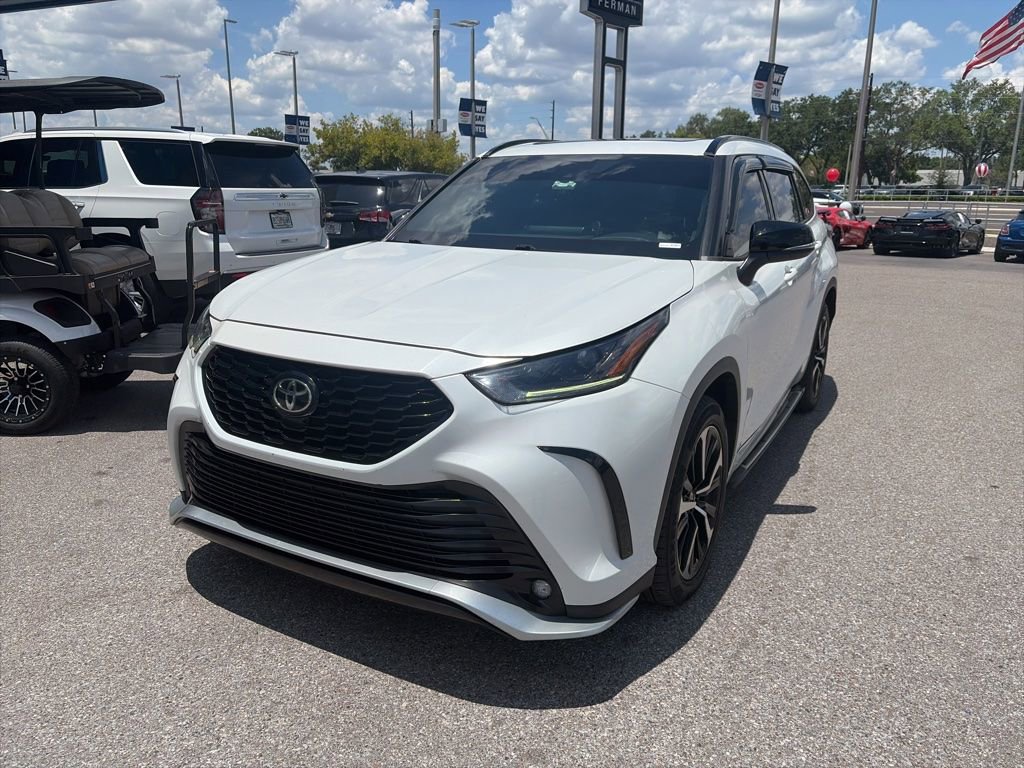 Used 2022 Toyota Highlander XSE FWD image 2
