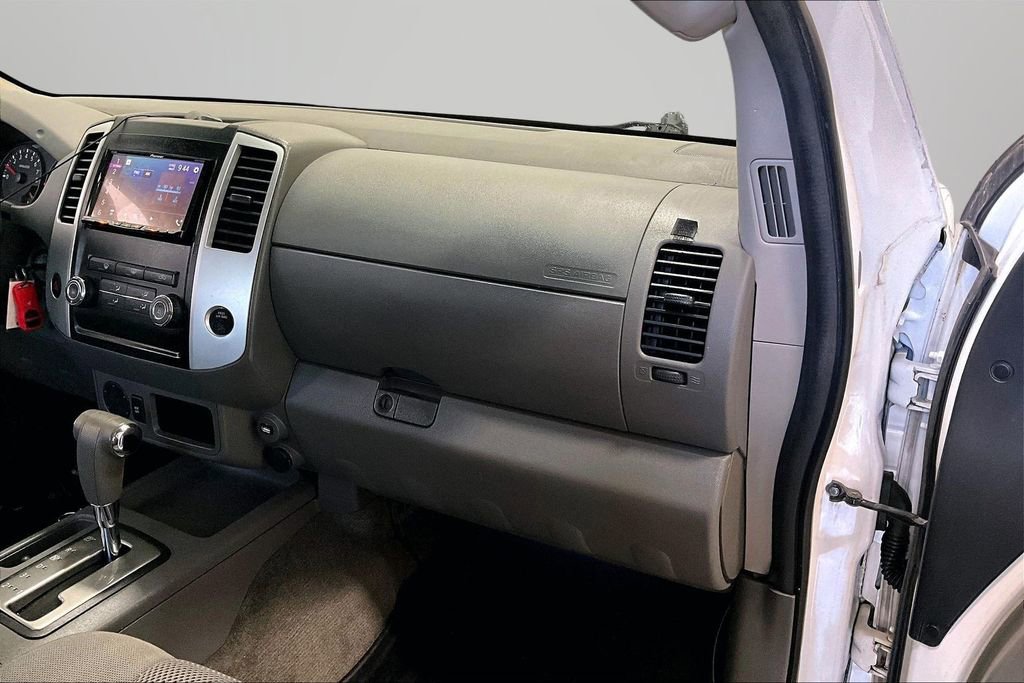 Used 2010 Nissan Frontier SE image 25