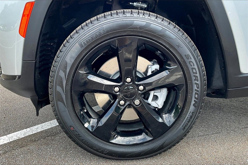 New 2025 Jeep Grand Cherokee L Limited w/ Black Appearance Package image 12