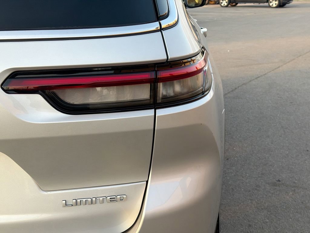 Used 2024 Jeep Grand Cherokee L Limited w/ Luxury Tech Group II AWD/4WD image 11