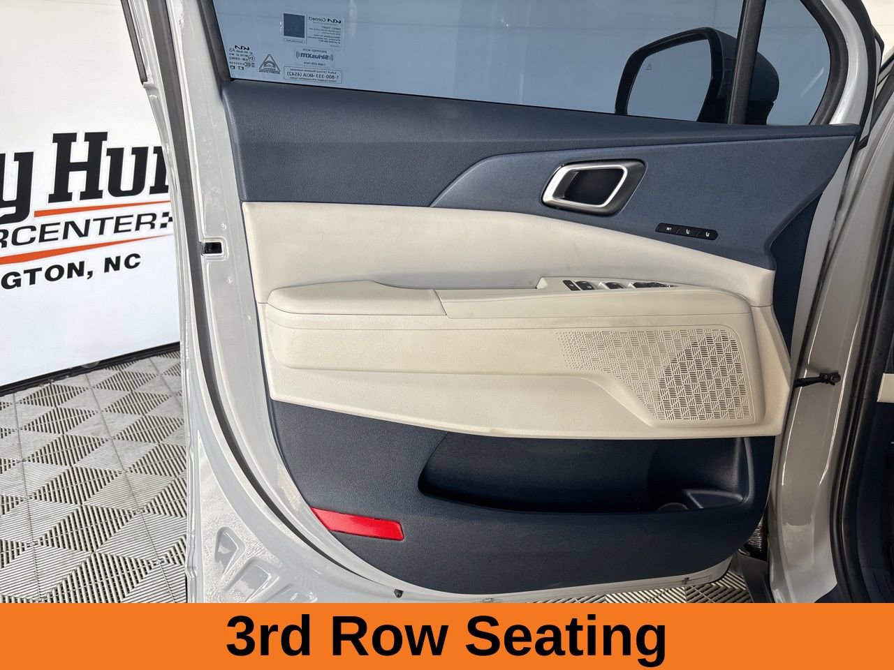 Used 2025 Kia Carnival EX image 7