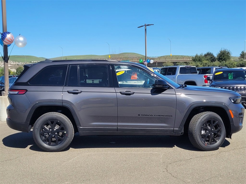 Used 2025 Jeep Grand Cherokee Altitude w/ Trailer Tow Package image 2