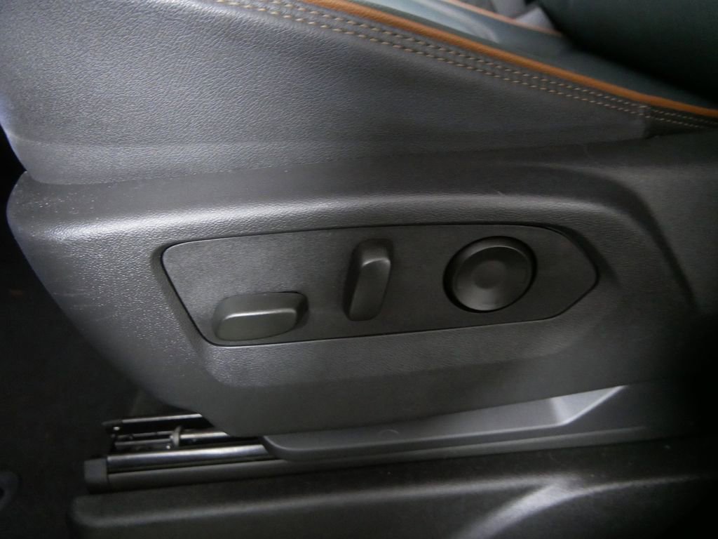 Used 2025 GMC Yukon AT4 AWD/4WD image 22