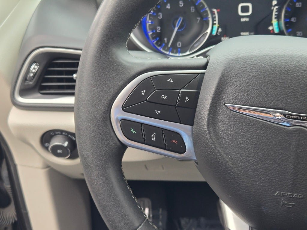 Used 2024 Chrysler Pacifica Touring-L FWD image 30