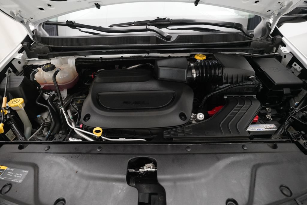 Used 2024 Chrysler Pacifica Touring-L FWD image 3