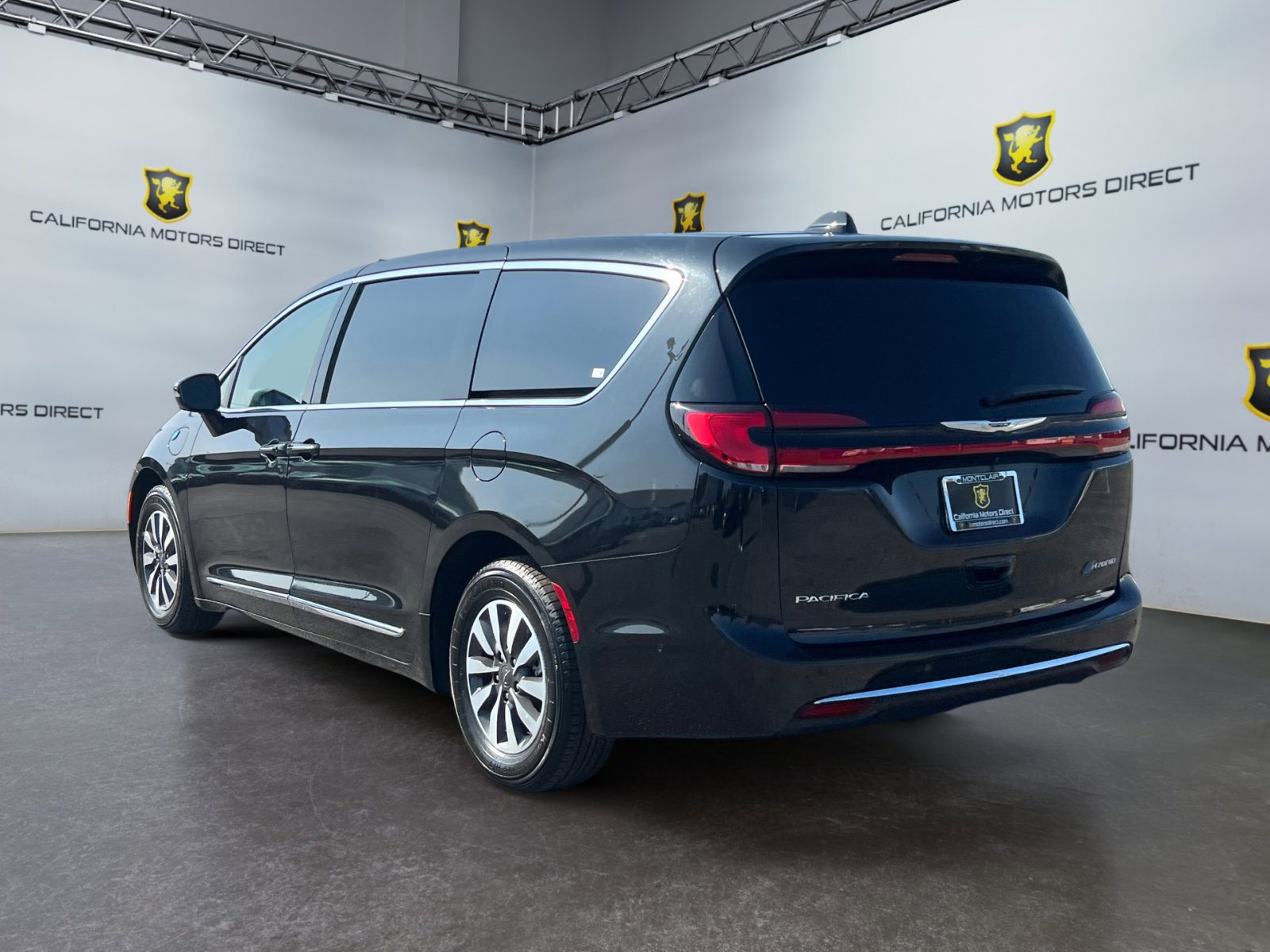 Used 2022 Chrysler Pacifica Limited w/ Uconnect Theater Family Group image 3