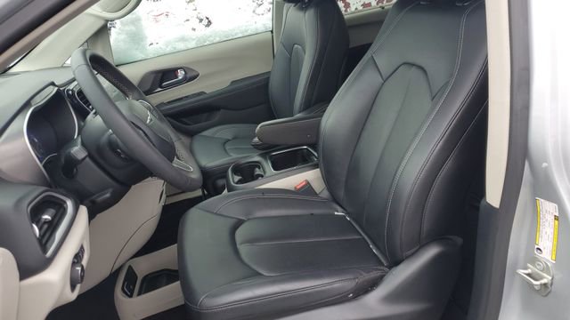 Certified 2024 Chrysler Pacifica Touring-L image 21