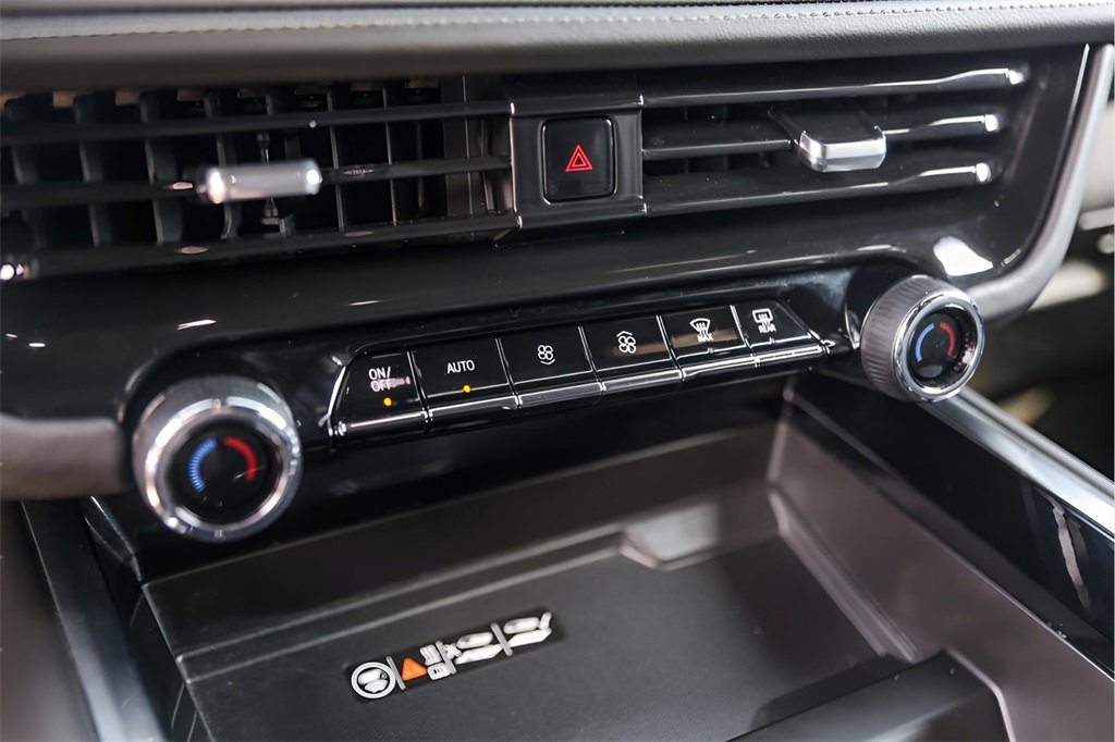 Used 2025 Chevrolet Suburban Z71 image 22