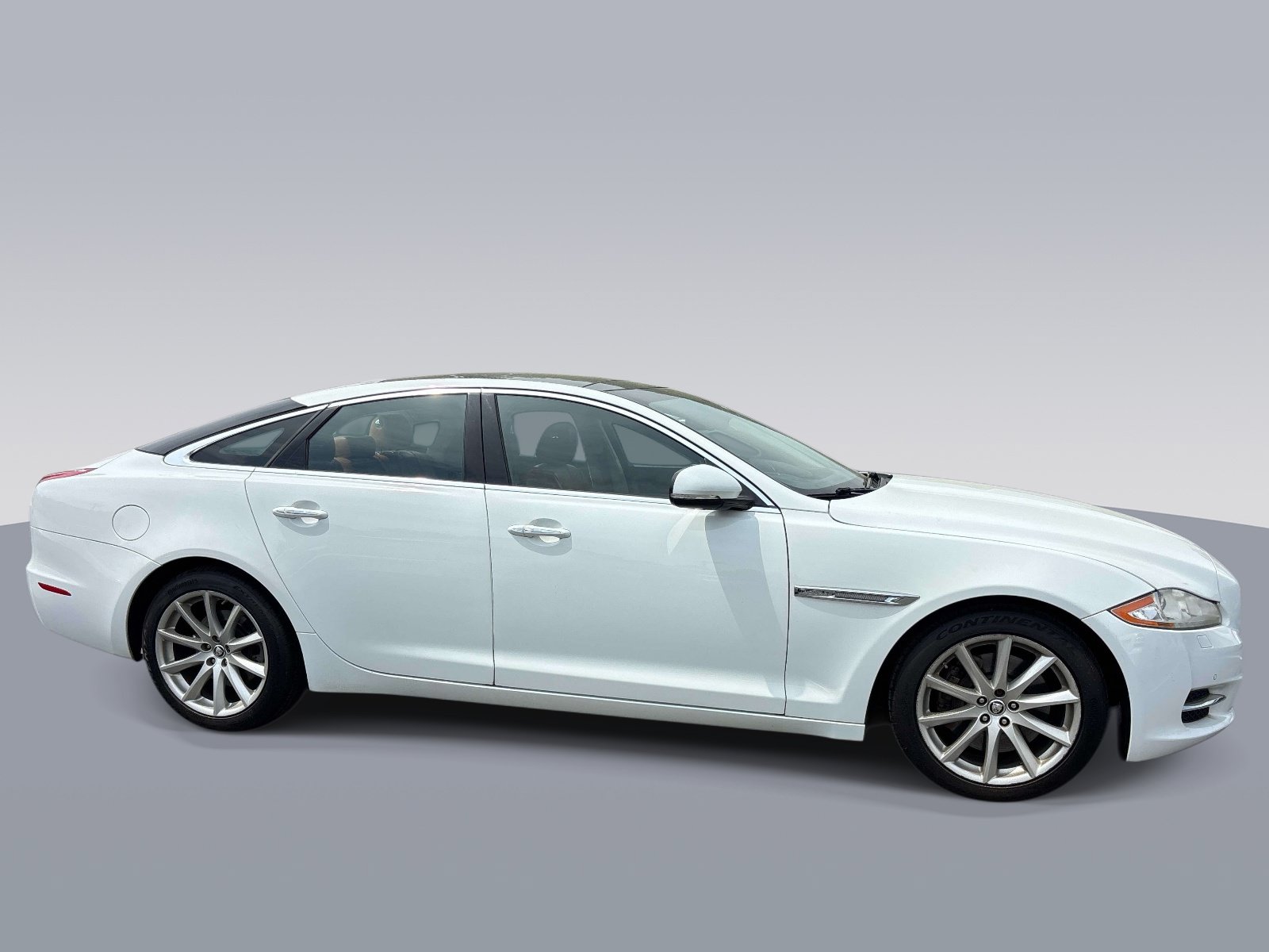 Used 2013 Jaguar XJ AWD image 2