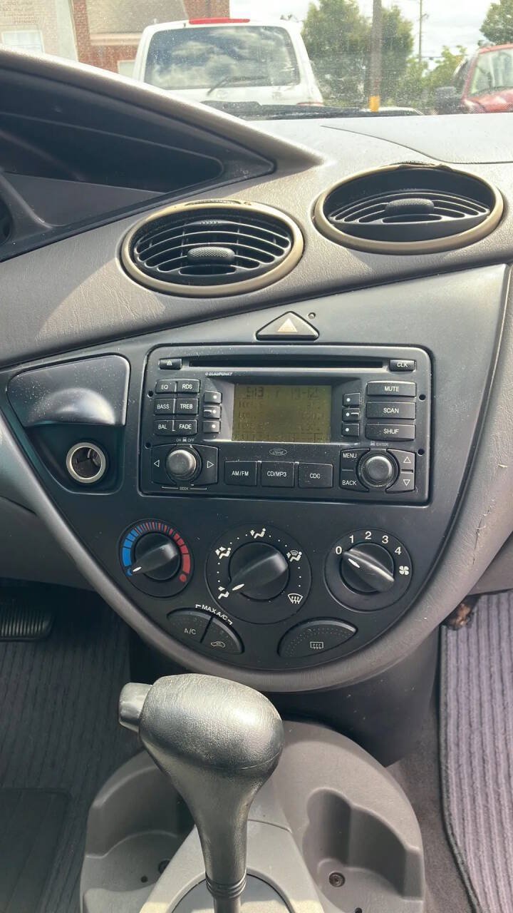 Used 2003 Ford Focus SE FWD image 13