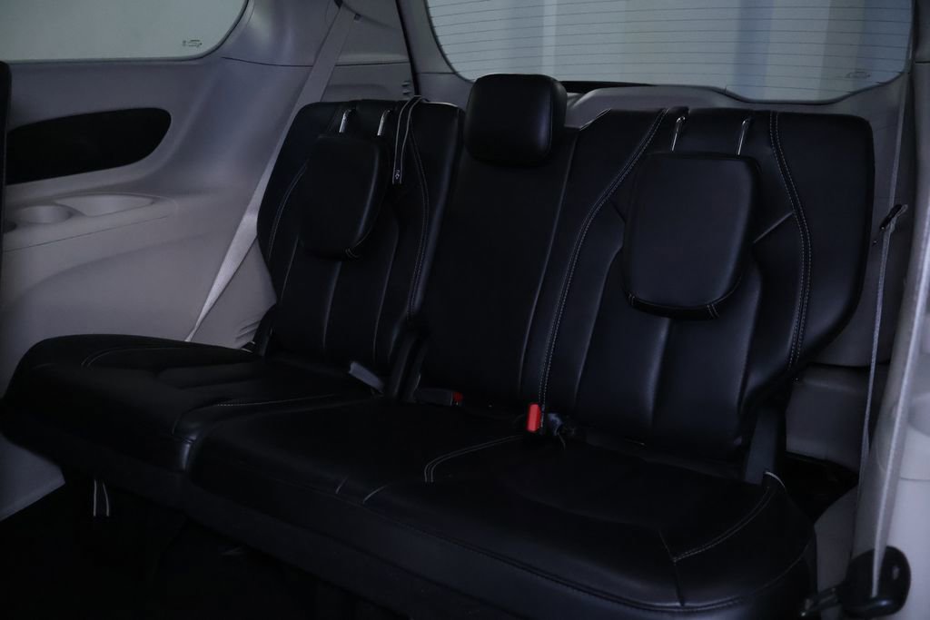 Used 2023 Chrysler Pacifica Touring-L image 16