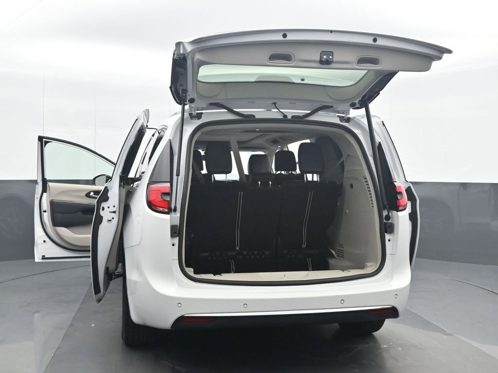Used 2023 Chrysler Pacifica Limited image 35