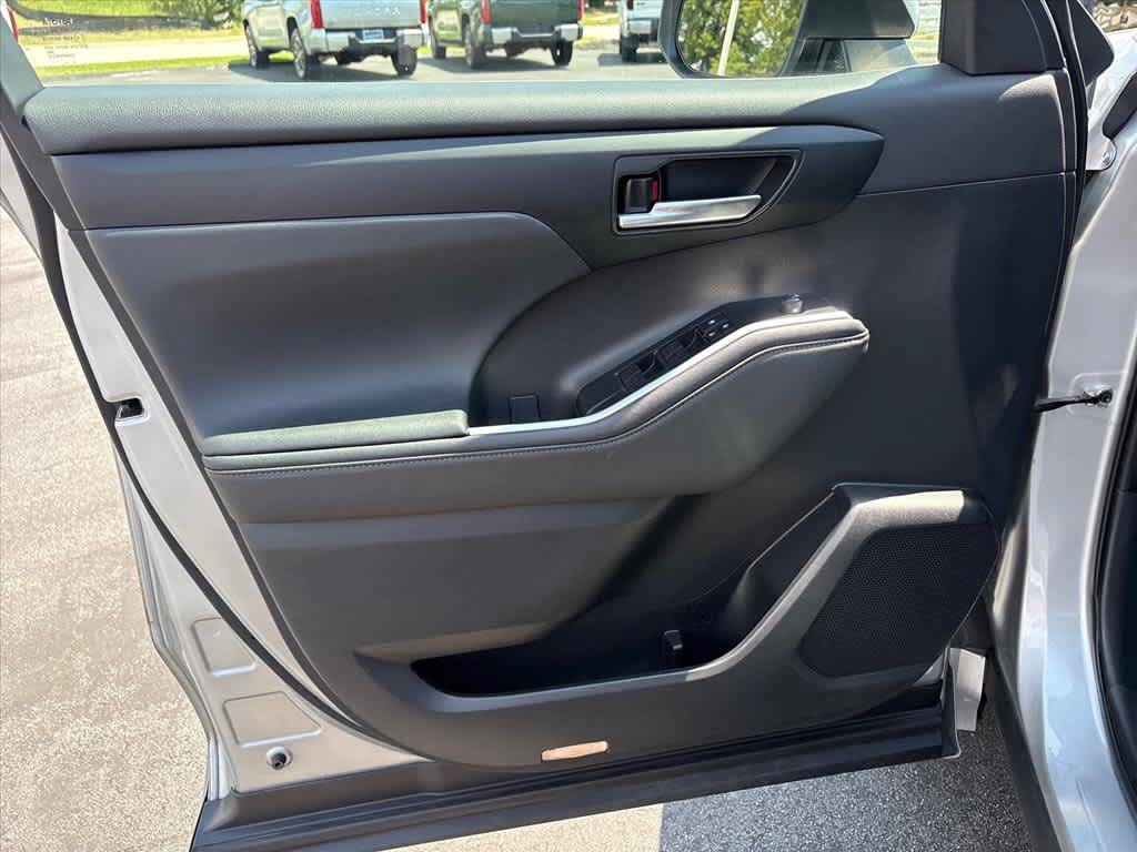 Used 2023 Toyota Highlander XLE FWD image 19