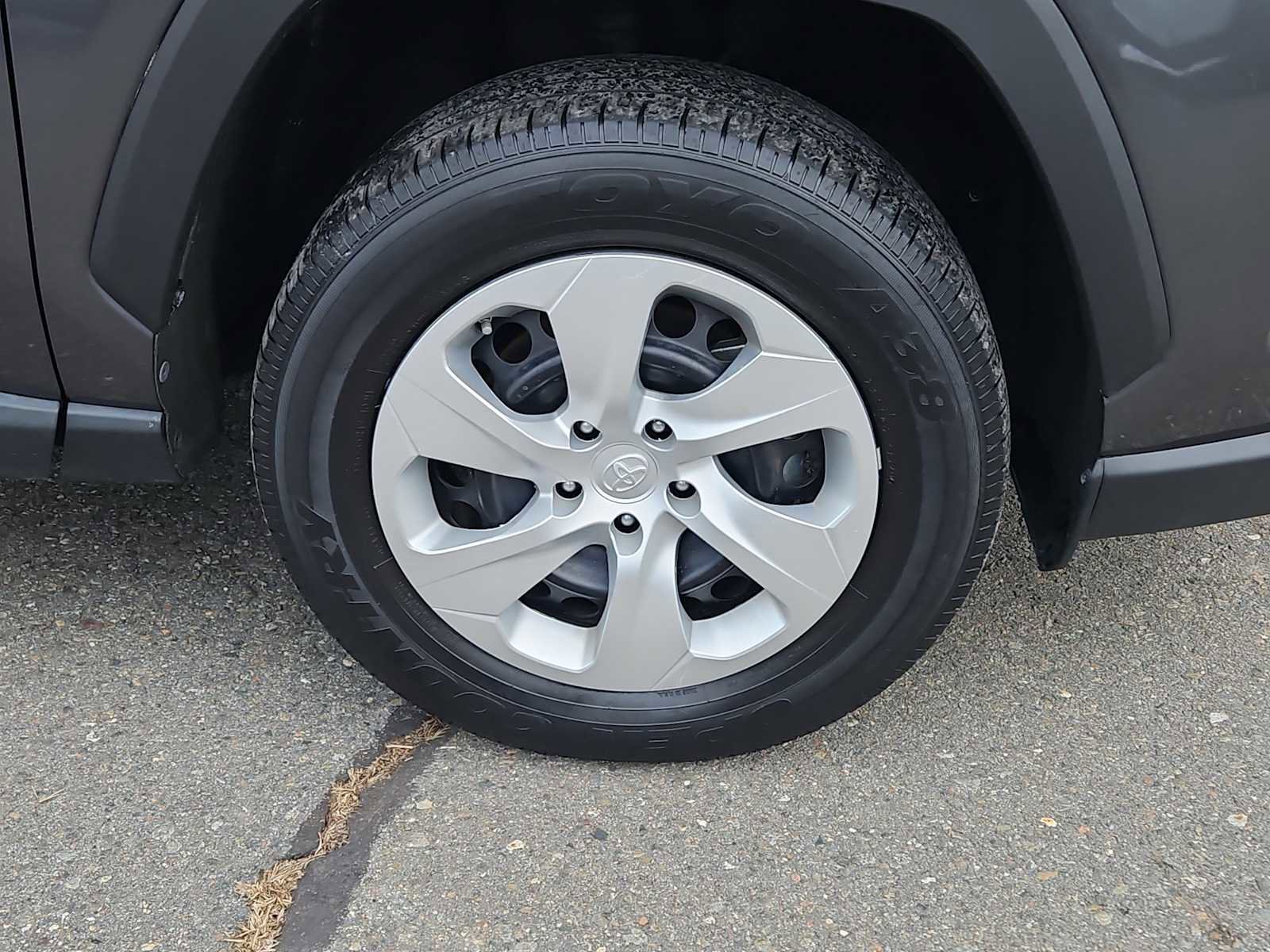 Used 2021 Toyota RAV4 LE image 10