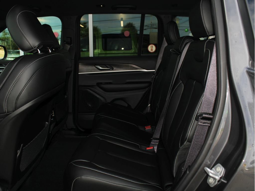 New 2025 Jeep Grand Cherokee Limited w/ Black Appearance Package image 23
