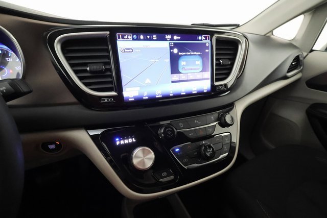 Used 2022 Chrysler Voyager LX image 18