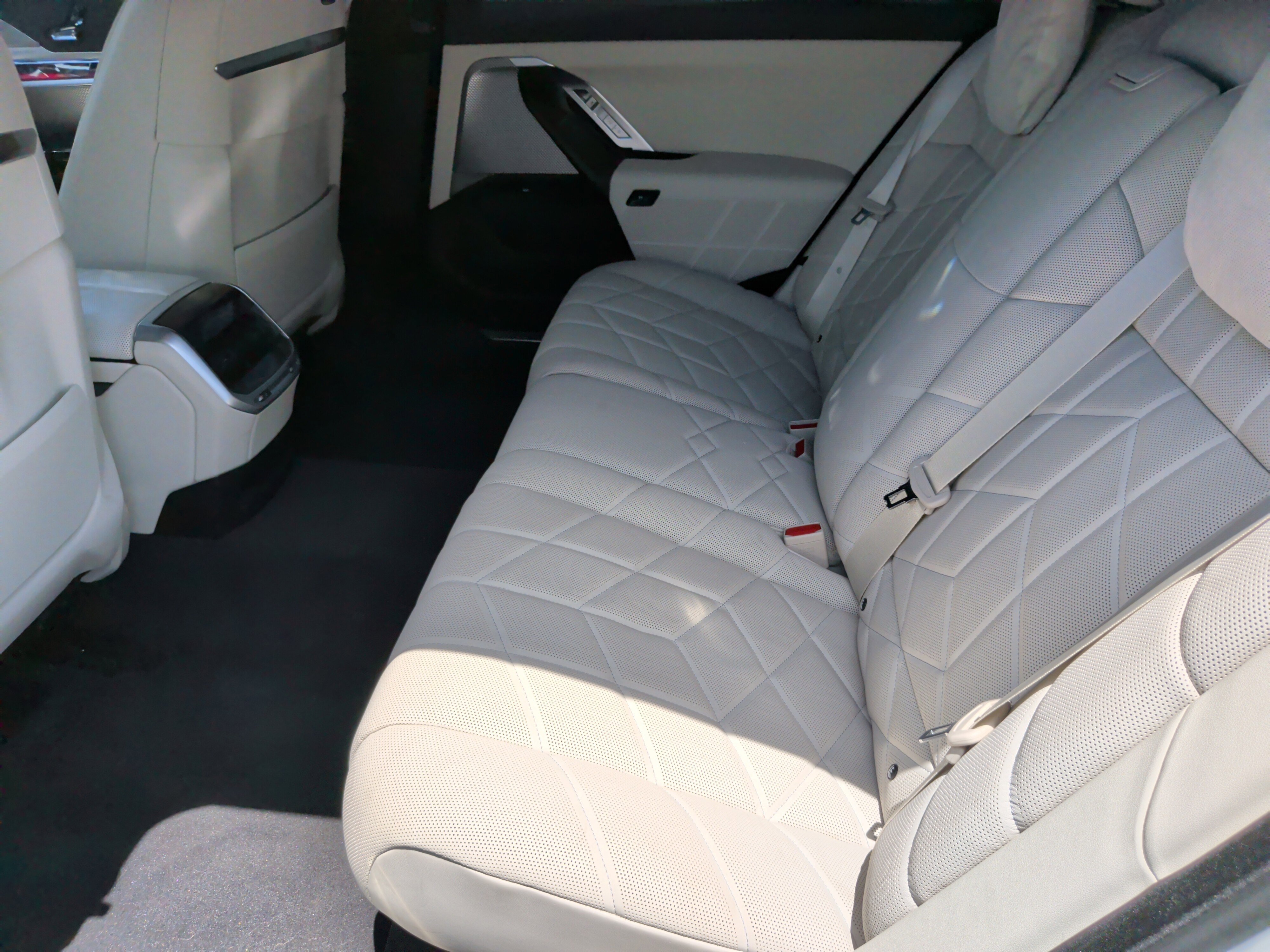 Certified 2025 BMW i7 eDrive50 w/ M Sport Package RWD image 37
