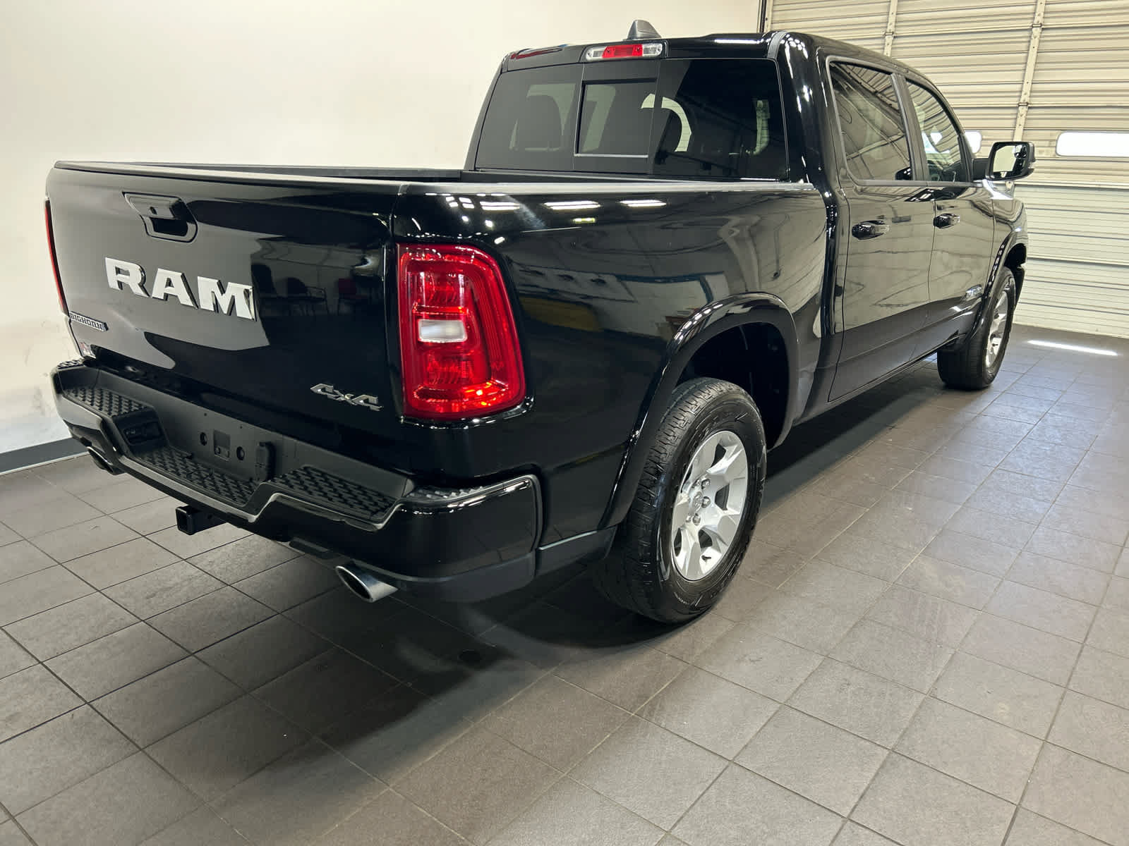 Used 2025 RAM 1500 Big Horn AWD/4WD image 3